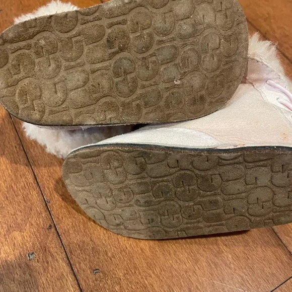 Baby UGG boot size small - Picture 4 of 5